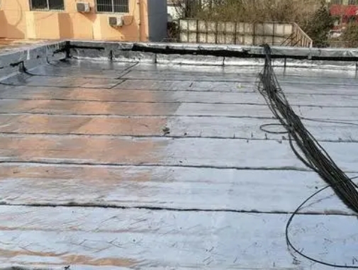 大宁卫生间漏水维修公司分享下大宁屋面楼顶防水刚性防水层施工要点。
